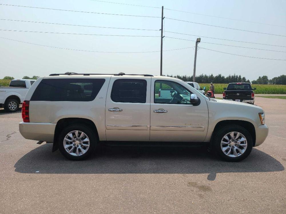 2013 TAN CHEVROLET SUBURBAN 1500 LTZ (1GNSKKE79DR) with an 5.3L engine, Automatic transmission, located at 495 Old Highway 20 West, South Sioux City, NE, 68776, (402) 494-2677, 42.458408, -96.443512 - Photo #4