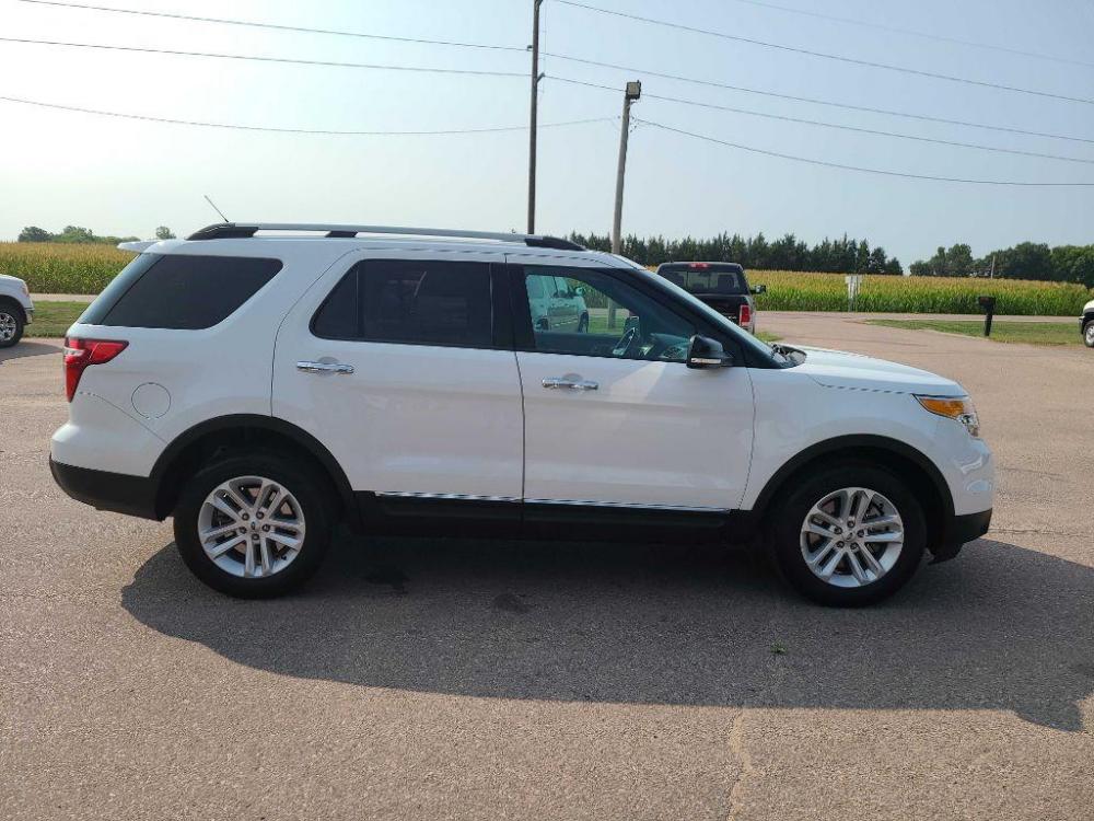2014 WHITE FORD EXPLORER XLT (1FM5K8D86EG) with an 3.5L engine, Automatic transmission, located at 495 Old Highway 20 West, South Sioux City, NE, 68776, (402) 494-2677, 42.458408, -96.443512 - Photo #4