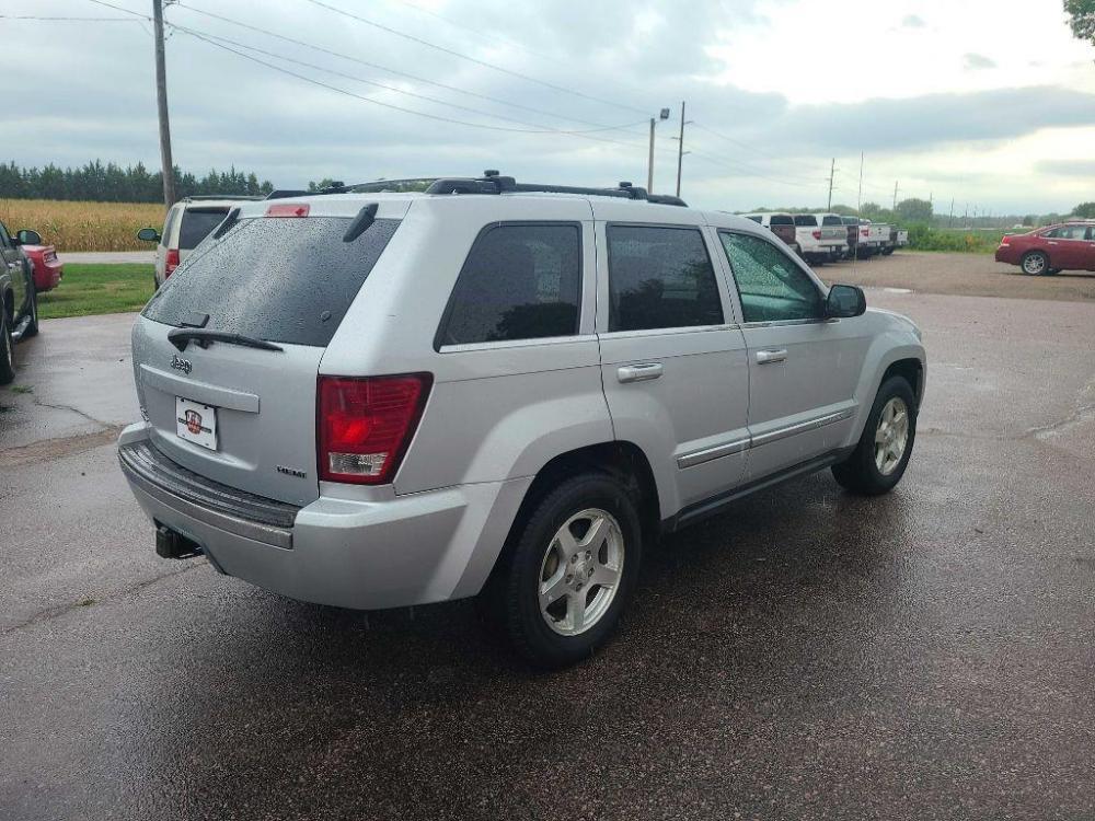 2007 SILVER JEEP GRAND CHEROKEE LIMITED (1J8HR58277C) with an 5.7L engine, Automatic transmission, located at 495 Old Highway 20 West, South Sioux City, NE, 68776, (402) 494-2677, 42.458408, -96.443512 - Photo #1