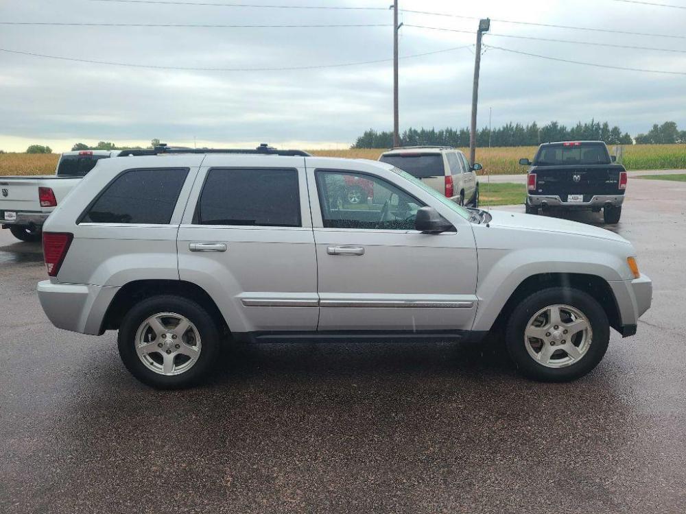2007 SILVER JEEP GRAND CHEROKEE LIMITED (1J8HR58277C) with an 5.7L engine, Automatic transmission, located at 495 Old Highway 20 West, South Sioux City, NE, 68776, (402) 494-2677, 42.458408, -96.443512 - Photo #2