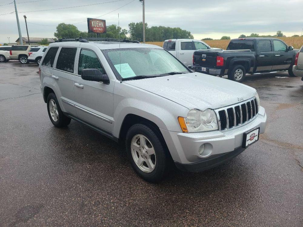 2007 SILVER JEEP GRAND CHEROKEE LIMITED (1J8HR58277C) with an 5.7L engine, Automatic transmission, located at 495 Old Highway 20 West, South Sioux City, NE, 68776, (402) 494-2677, 42.458408, -96.443512 - Photo #3