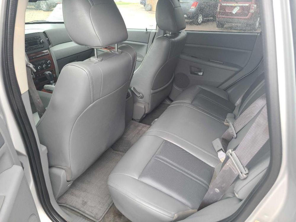2007 SILVER JEEP GRAND CHEROKEE LIMITED (1J8HR58277C) with an 5.7L engine, Automatic transmission, located at 495 Old Highway 20 West, South Sioux City, NE, 68776, (402) 494-2677, 42.458408, -96.443512 - Photo #4