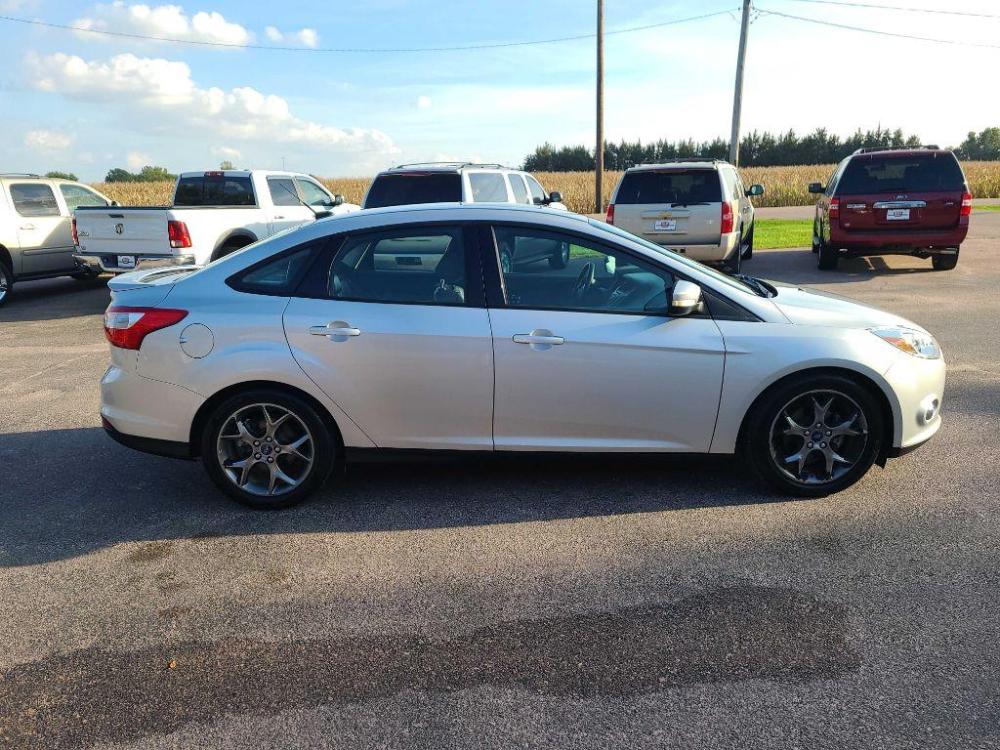2014 SILVER FORD FOCUS SE (1FADP3F25EL) with an 2.0L engine, Automatic transmission, located at 495 Old Highway 20 West, South Sioux City, NE, 68776, (402) 494-2677, 42.458408, -96.443512 - Photo #4