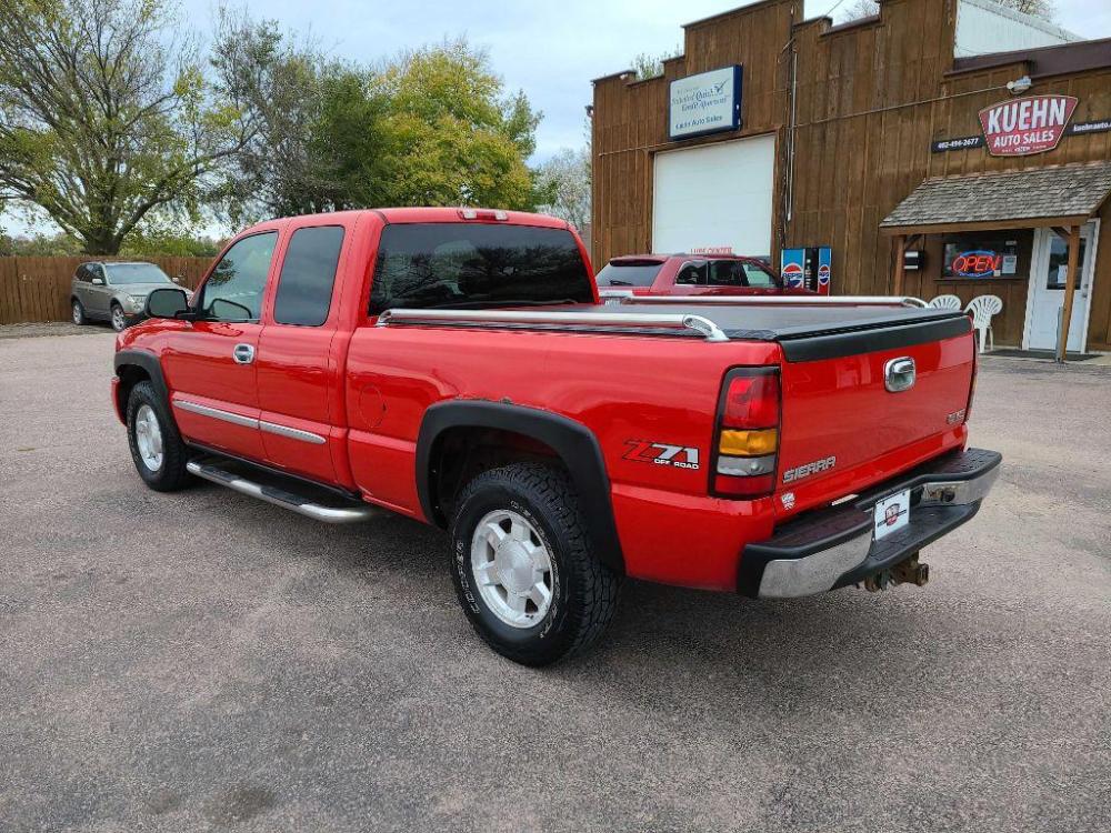 2006 RED GMC NEW SIERRA 1500 (1GTEK19Z66Z) with an 5.3L engine, Automatic transmission, located at 495 Old Highway 20 West, South Sioux City, NE, 68776, (402) 494-2677, 42.458408, -96.443512 - Photo #2