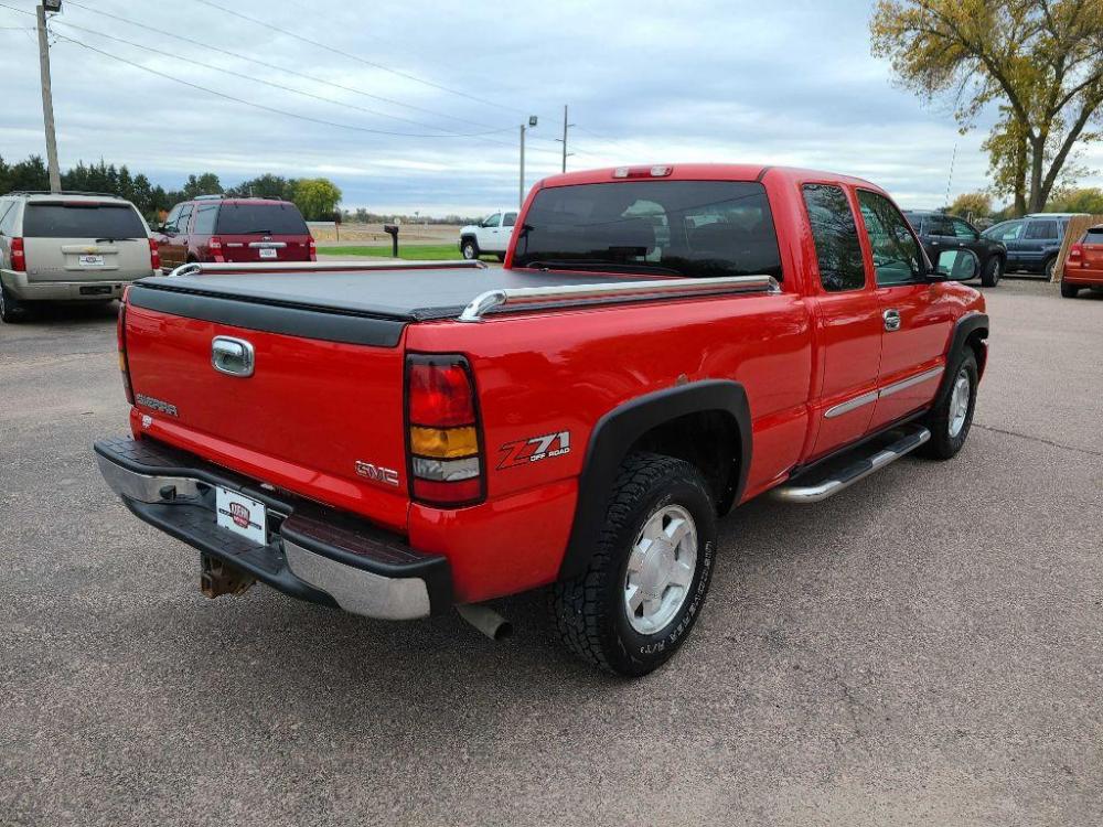 2006 RED GMC NEW SIERRA 1500 (1GTEK19Z66Z) with an 5.3L engine, Automatic transmission, located at 495 Old Highway 20 West, South Sioux City, NE, 68776, (402) 494-2677, 42.458408, -96.443512 - Photo #3
