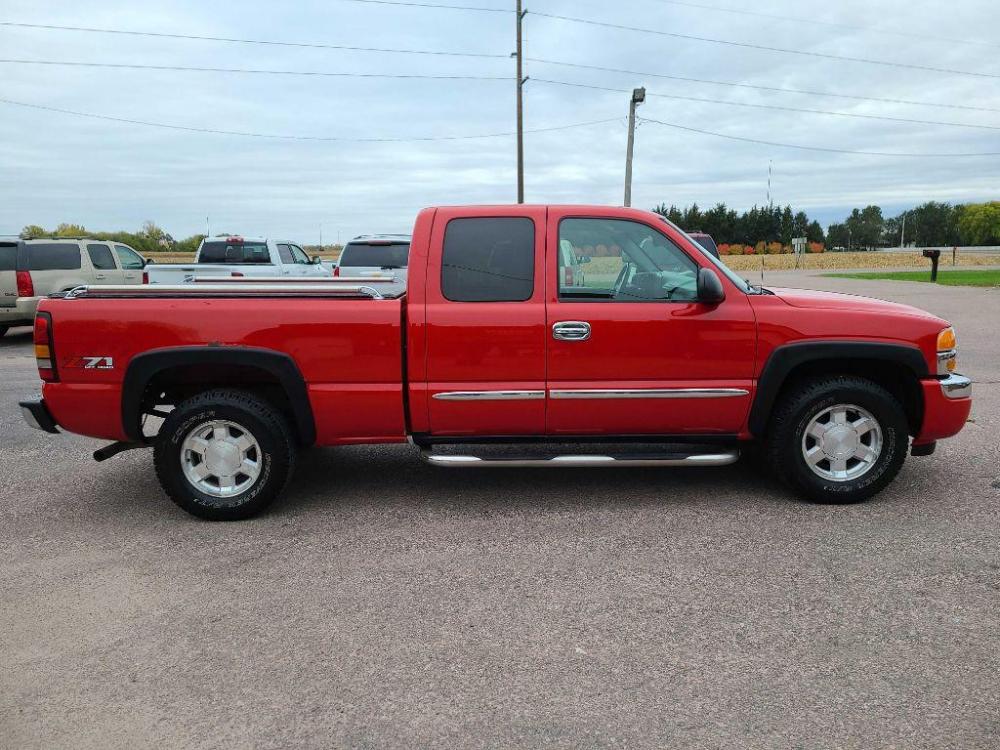 2006 RED GMC NEW SIERRA 1500 (1GTEK19Z66Z) with an 5.3L engine, Automatic transmission, located at 495 Old Highway 20 West, South Sioux City, NE, 68776, (402) 494-2677, 42.458408, -96.443512 - Photo #4