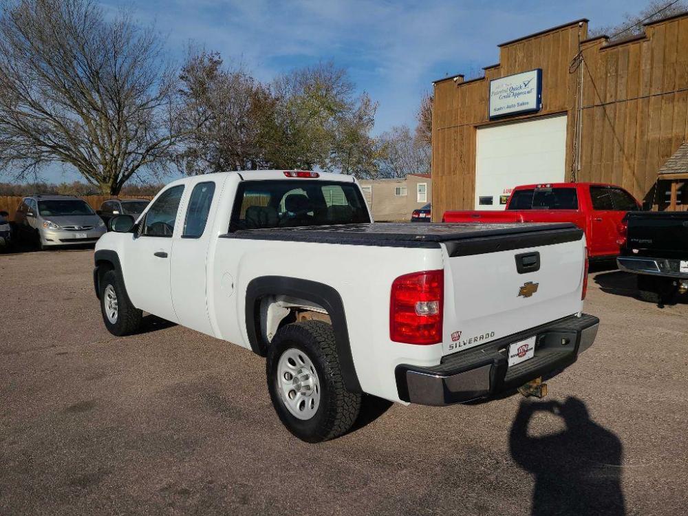 2007 WHITE CHEVROLET SILVERADO 1500 (1GCEK19C17Z) with an 4.8L engine, Automatic transmission, located at 495 Old Highway 20 West, South Sioux City, NE, 68776, (402) 494-2677, 42.458408, -96.443512 - Photo #2