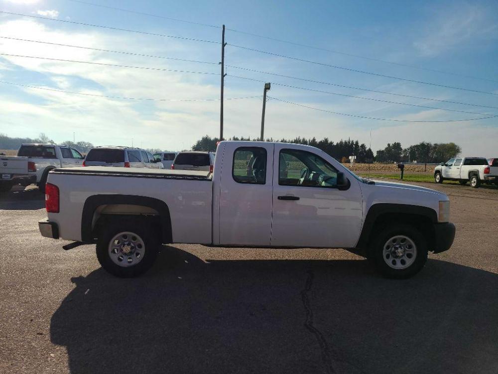 2007 WHITE CHEVROLET SILVERADO 1500 (1GCEK19C17Z) with an 4.8L engine, Automatic transmission, located at 495 Old Highway 20 West, South Sioux City, NE, 68776, (402) 494-2677, 42.458408, -96.443512 - Photo #4