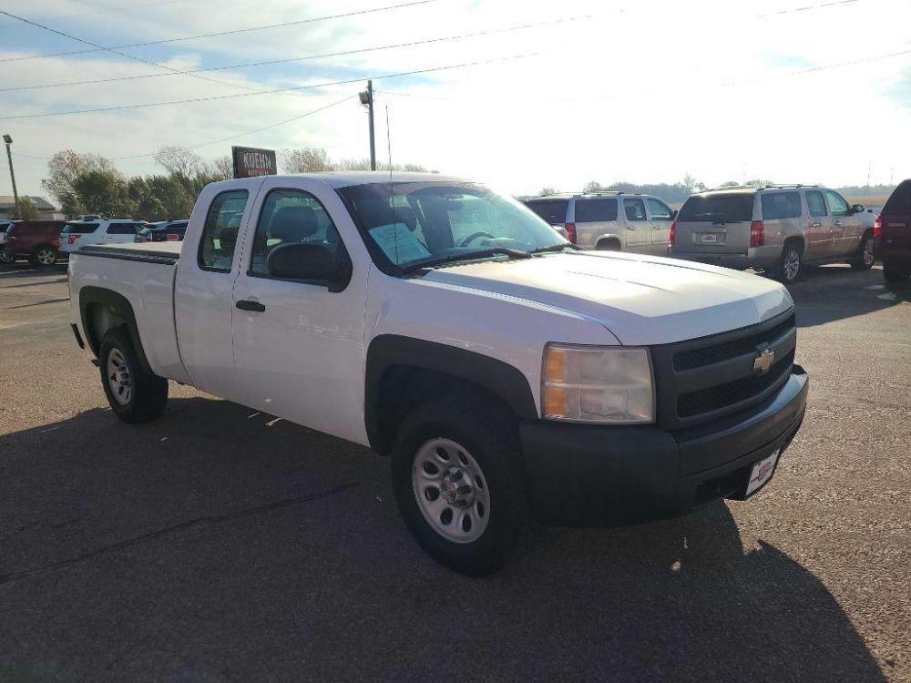 2007 WHITE CHEVROLET SILVERADO 1500 (1GCEK19C17Z) with an 4.8L engine, Automatic transmission, located at 495 Old Highway 20 West, South Sioux City, NE, 68776, (402) 494-2677, 42.458408, -96.443512 - Photo #5