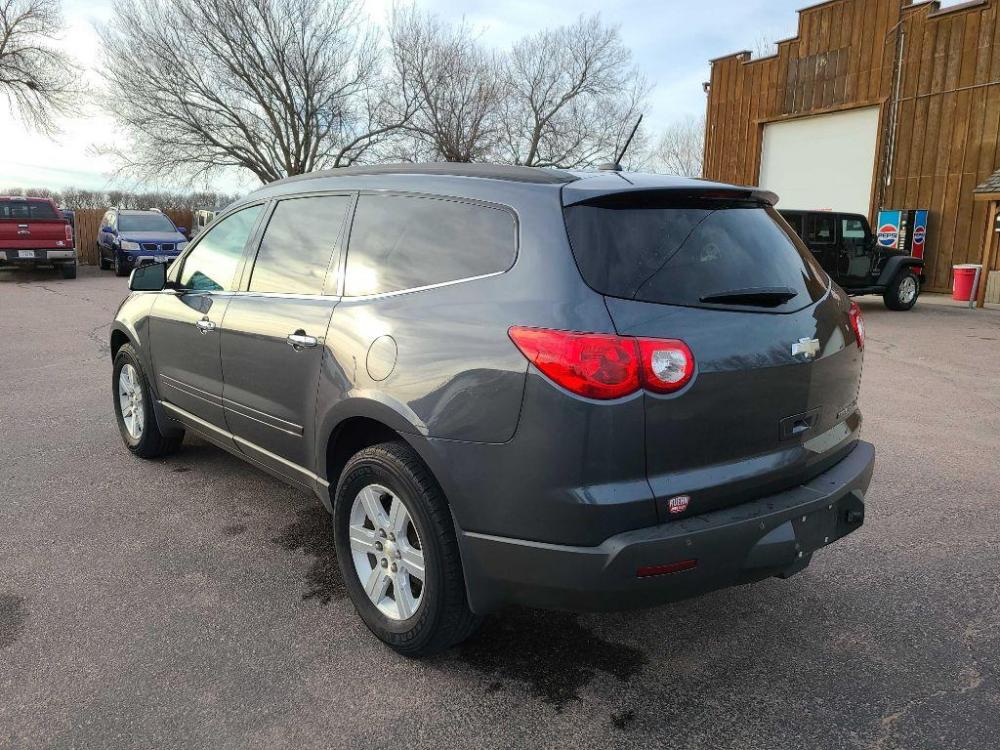 2011 GREY CHEVROLET TRAVERSE LT (1GNKRGED3BJ) with an 3.6L engine, Automatic transmission, located at 495 Old Highway 20 West, South Sioux City, NE, 68776, (402) 494-2677, 42.458408, -96.443512 - Photo #2