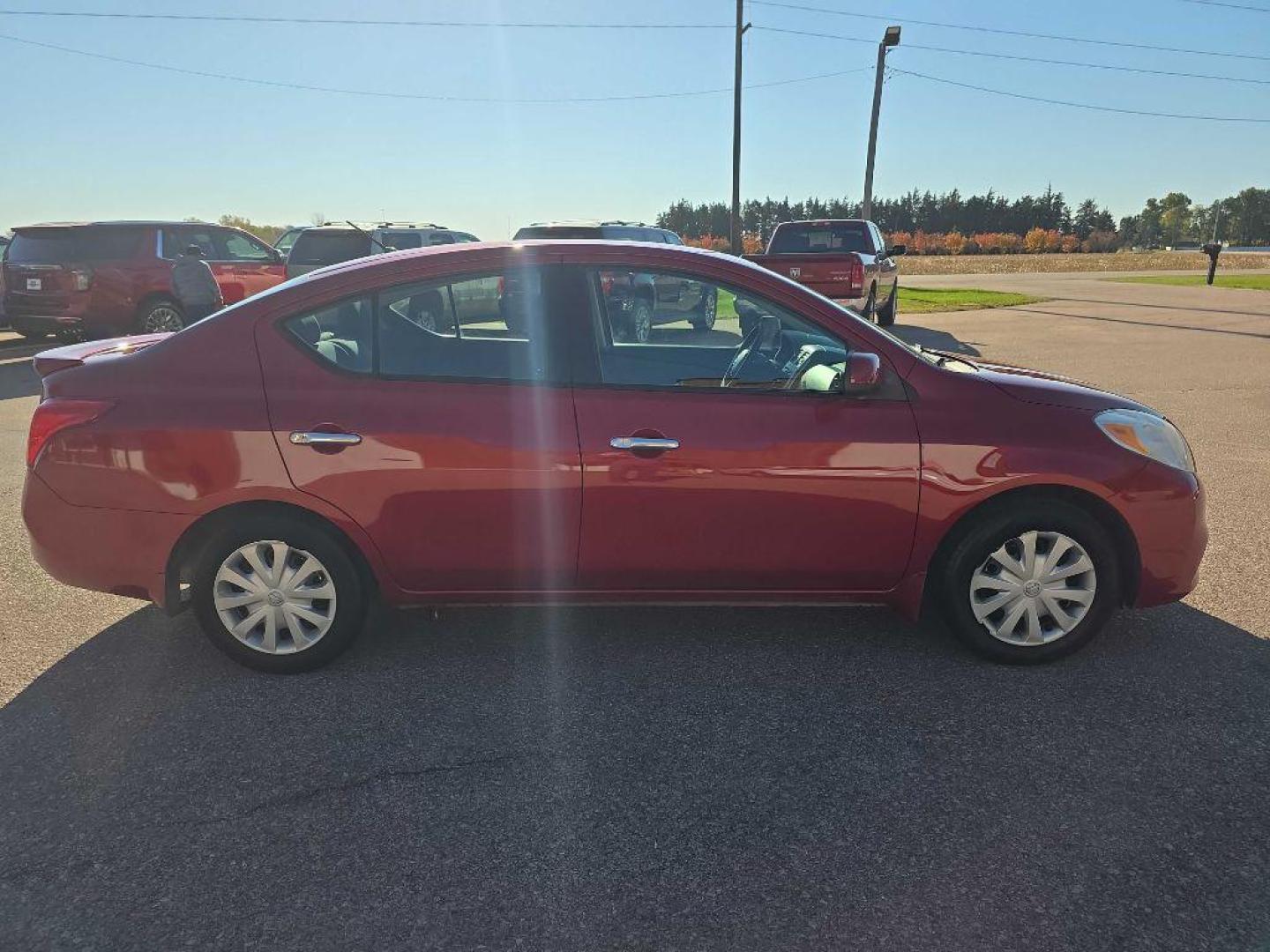 2014 MAROON NISSAN VERSA S (3N1CN7AP5EK) with an 1.6L engine, Continuously Variable transmission, located at 495 Old Highway 20 West, South Sioux City, NE, 68776, (402) 494-2677, 42.458408, -96.443512 - Photo#4