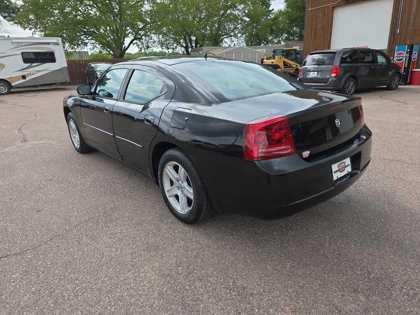 2008 BLACK DODGE CHARGER (2B3LA43G58H) with an 3.5L engine, Automatic transmission, located at 495 Old Highway 20 West, South Sioux City, NE, 68776, (402) 494-2677, 42.458408, -96.443512 - Photo#3