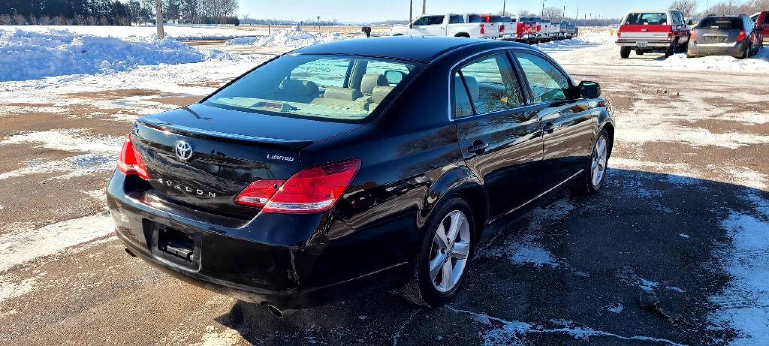 2006 BLACK TOYOTA AVALON XL (4T1BK36B46U) with an 3.5L engine, Automatic transmission, located at 495 Old Highway 20 West, South Sioux City, NE, 68776, (402) 494-2677, 42.458408, -96.443512 - Photo #3