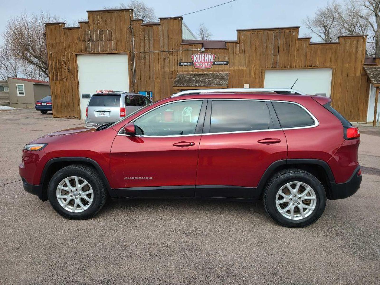 2015 RED JEEP CHEROKEE LATITUDE (1C4PJMCB1FW) with an 2.4L engine, Automatic transmission, located at 495 Old Highway 20 West, South Sioux City, NE, 68776, (402) 494-2677, 42.458408, -96.443512 - Photo #1