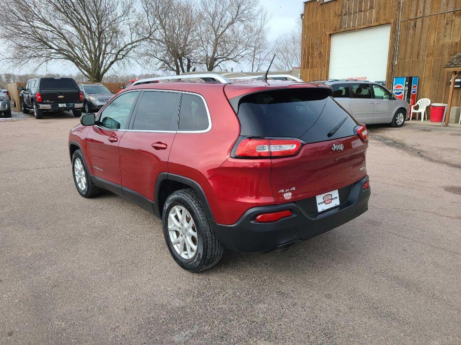 2015 RED JEEP CHEROKEE LATITUDE (1C4PJMCB1FW) with an 2.4L engine, Automatic transmission, located at 495 Old Highway 20 West, South Sioux City, NE, 68776, (402) 494-2677, 42.458408, -96.443512 - Photo #2