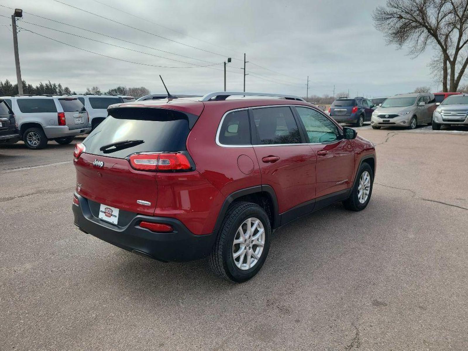 2015 RED JEEP CHEROKEE LATITUDE (1C4PJMCB1FW) with an 2.4L engine, Automatic transmission, located at 495 Old Highway 20 West, South Sioux City, NE, 68776, (402) 494-2677, 42.458408, -96.443512 - Photo #3