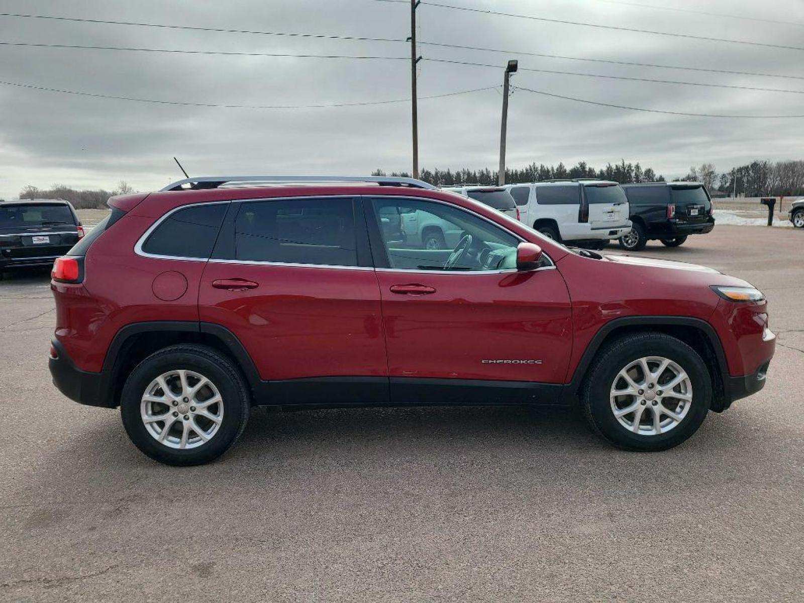 2015 RED JEEP CHEROKEE LATITUDE (1C4PJMCB1FW) with an 2.4L engine, Automatic transmission, located at 495 Old Highway 20 West, South Sioux City, NE, 68776, (402) 494-2677, 42.458408, -96.443512 - Photo #4