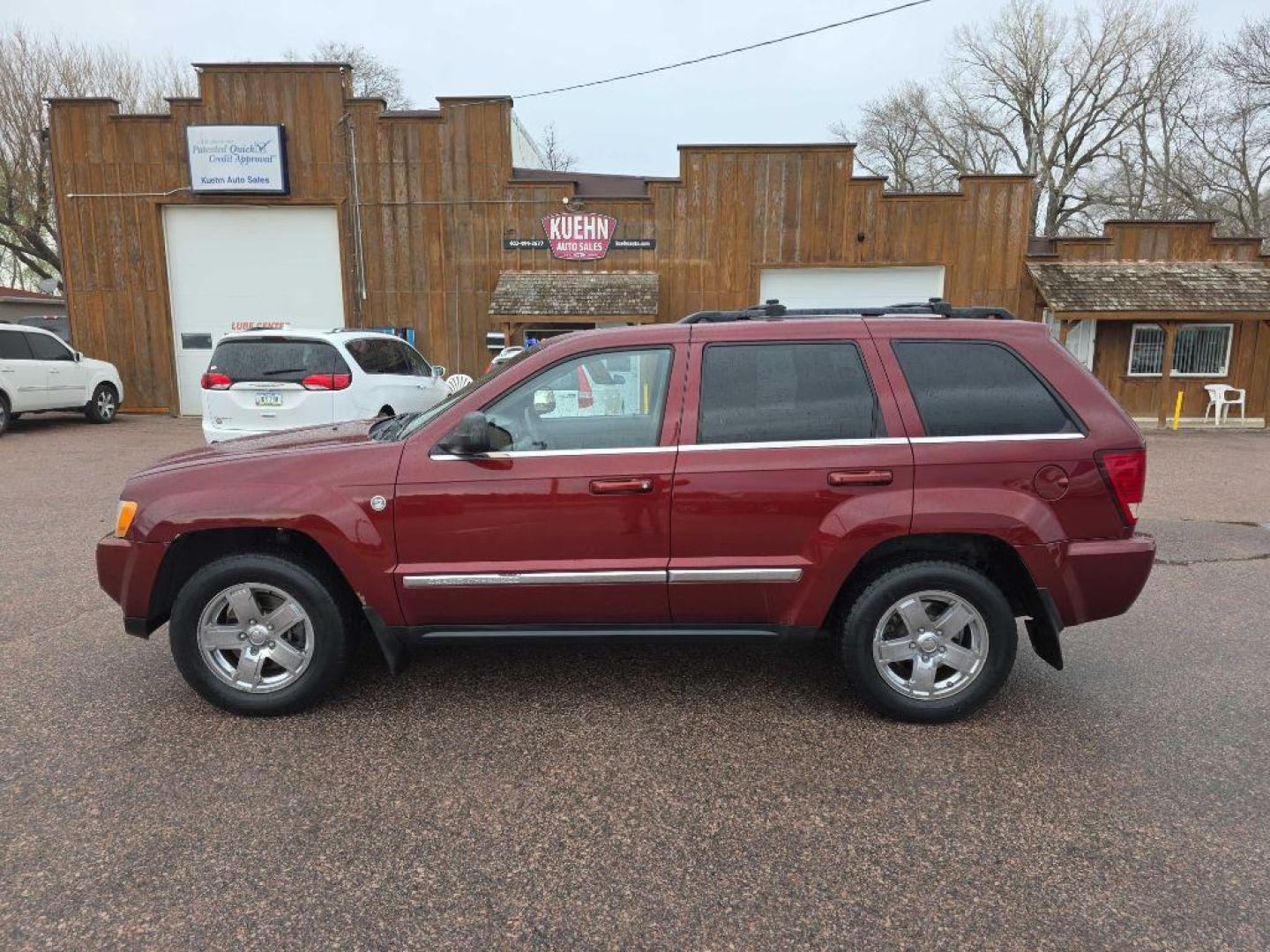 2007 MAROON JEEP GRAND CHEROKEE LIMITED (1J8HR58207C) with an 5.7L engine, Automatic transmission, located at 495 Old Highway 20 West, South Sioux City, NE, 68776, (402) 494-2677, 42.458408, -96.443512 - Photo#1