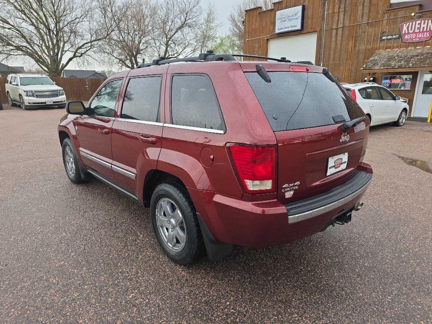 2007 MAROON JEEP GRAND CHEROKEE LIMITED (1J8HR58207C) with an 5.7L engine, Automatic transmission, located at 495 Old Highway 20 West, South Sioux City, NE, 68776, (402) 494-2677, 42.458408, -96.443512 - Photo#2