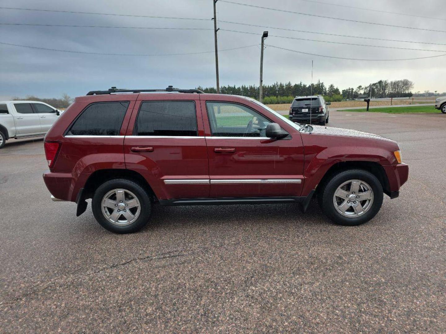 2007 MAROON JEEP GRAND CHEROKEE LIMITED (1J8HR58207C) with an 5.7L engine, Automatic transmission, located at 495 Old Highway 20 West, South Sioux City, NE, 68776, (402) 494-2677, 42.458408, -96.443512 - Photo#4