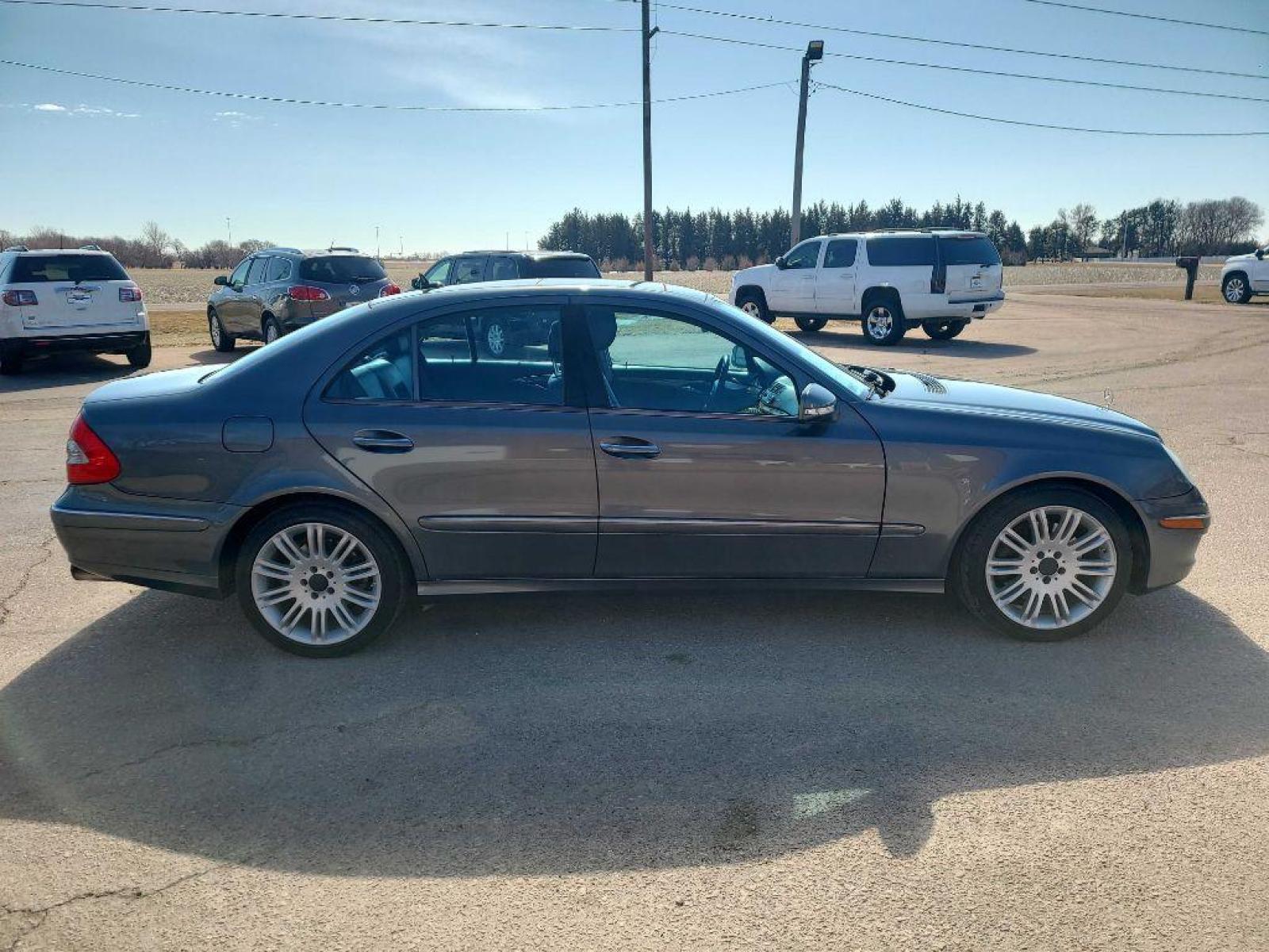 2008 BLUE MERCEDES-BENZ E-CLASS E350 4MATIC (WDBUF87XX8B) with an 3.5L engine, Automatic transmission, located at 495 Old Highway 20 West, South Sioux City, NE, 68776, (402) 494-2677, 42.458408, -96.443512 - Photo #4