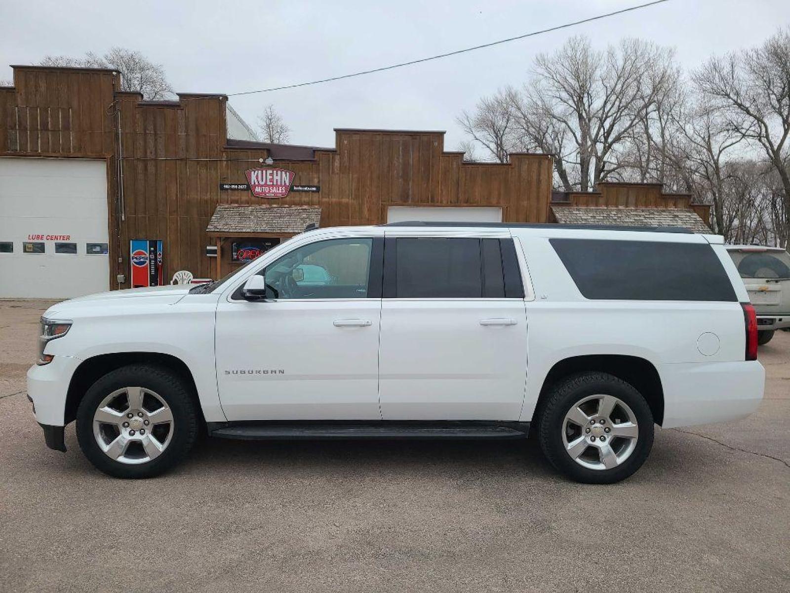 2015 WHITE CHEVROLET SUBURBAN 1500 LT (1GNSKJKC6FR) with an 5.3L engine, Automatic transmission, located at 495 Old Highway 20 West, South Sioux City, NE, 68776, (402) 494-2677, 42.458408, -96.443512 - Photo #1