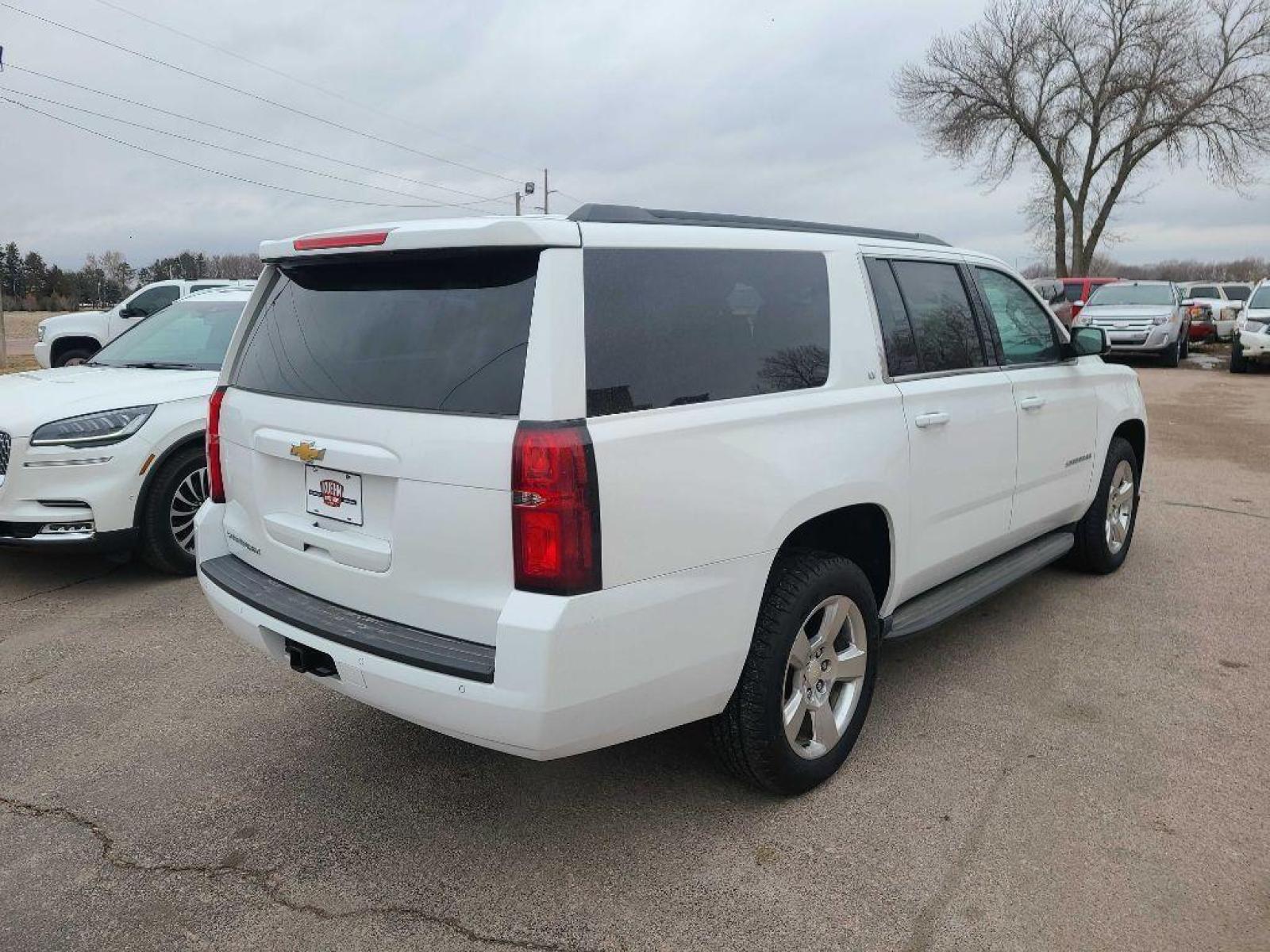 2015 WHITE CHEVROLET SUBURBAN 1500 LT (1GNSKJKC6FR) with an 5.3L engine, Automatic transmission, located at 495 Old Highway 20 West, South Sioux City, NE, 68776, (402) 494-2677, 42.458408, -96.443512 - Photo #3
