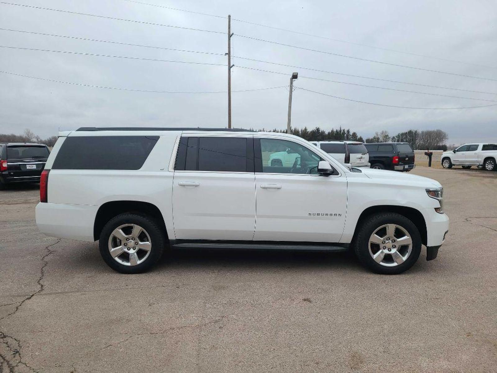 2015 WHITE CHEVROLET SUBURBAN 1500 LT (1GNSKJKC6FR) with an 5.3L engine, Automatic transmission, located at 495 Old Highway 20 West, South Sioux City, NE, 68776, (402) 494-2677, 42.458408, -96.443512 - Photo #4