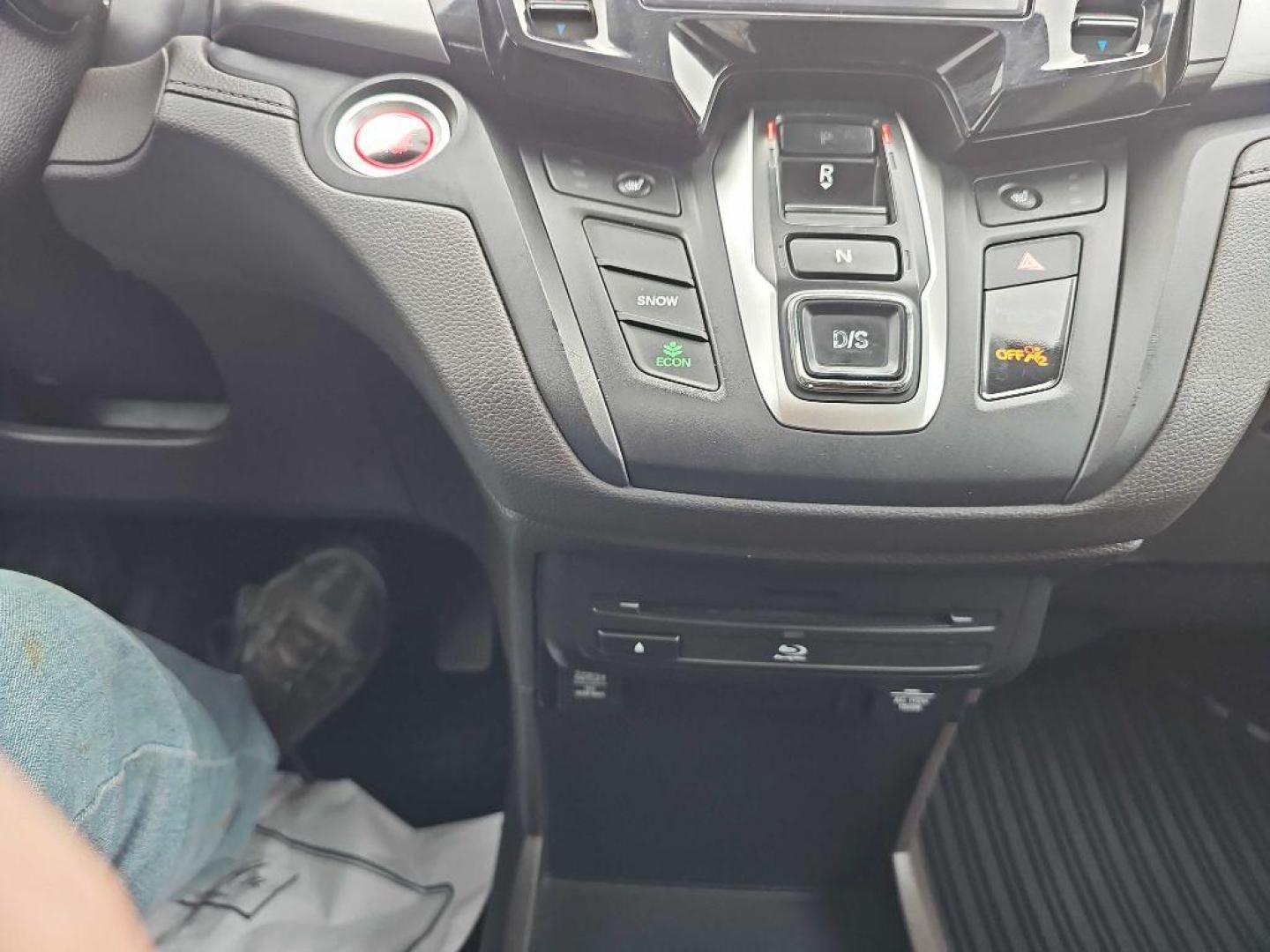 2018 BRONZE HONDA ODYSSEY EXL (5FNRL6H71JB) with an 3.5L engine, Automatic transmission, located at 495 Old Highway 20 West, South Sioux City, NE, 68776, (402) 494-2677, 42.458408, -96.443512 - Photo#33