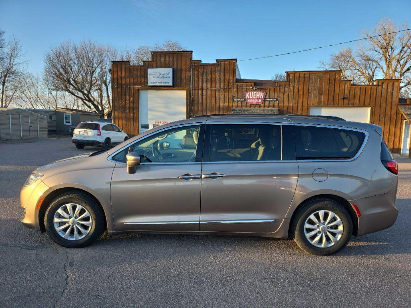 2017 TAN CHRYSLER PACIFICA TOURING L (2C4RC1BG9HR) with an 3.6L engine, Automatic transmission, located at 495 Old Highway 20 West, South Sioux City, NE, 68776, (402) 494-2677, 42.458408, -96.443512 - Photo#1