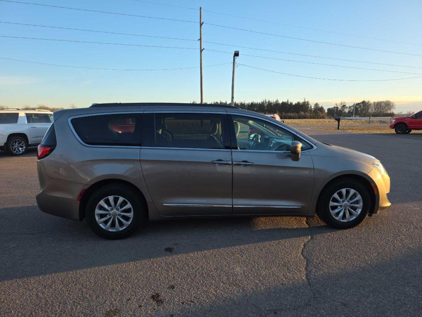 2017 TAN CHRYSLER PACIFICA TOURING L (2C4RC1BG9HR) with an 3.6L engine, Automatic transmission, located at 495 Old Highway 20 West, South Sioux City, NE, 68776, (402) 494-2677, 42.458408, -96.443512 - Photo#4
