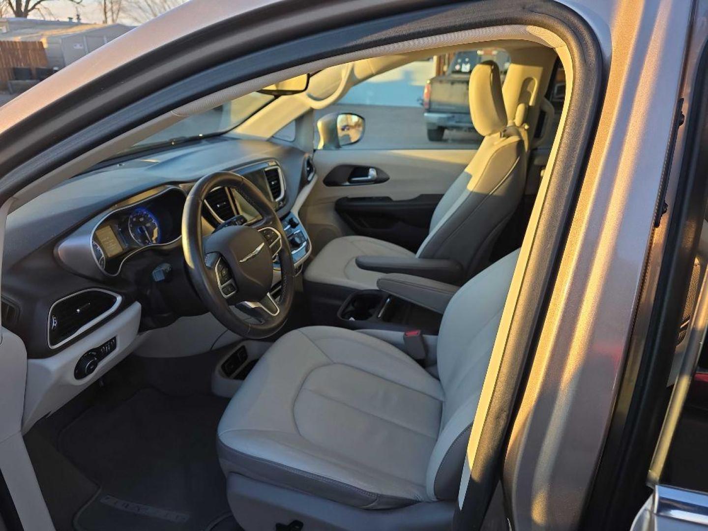 2017 TAN CHRYSLER PACIFICA TOURING L (2C4RC1BG9HR) with an 3.6L engine, Automatic transmission, located at 495 Old Highway 20 West, South Sioux City, NE, 68776, (402) 494-2677, 42.458408, -96.443512 - Photo#6