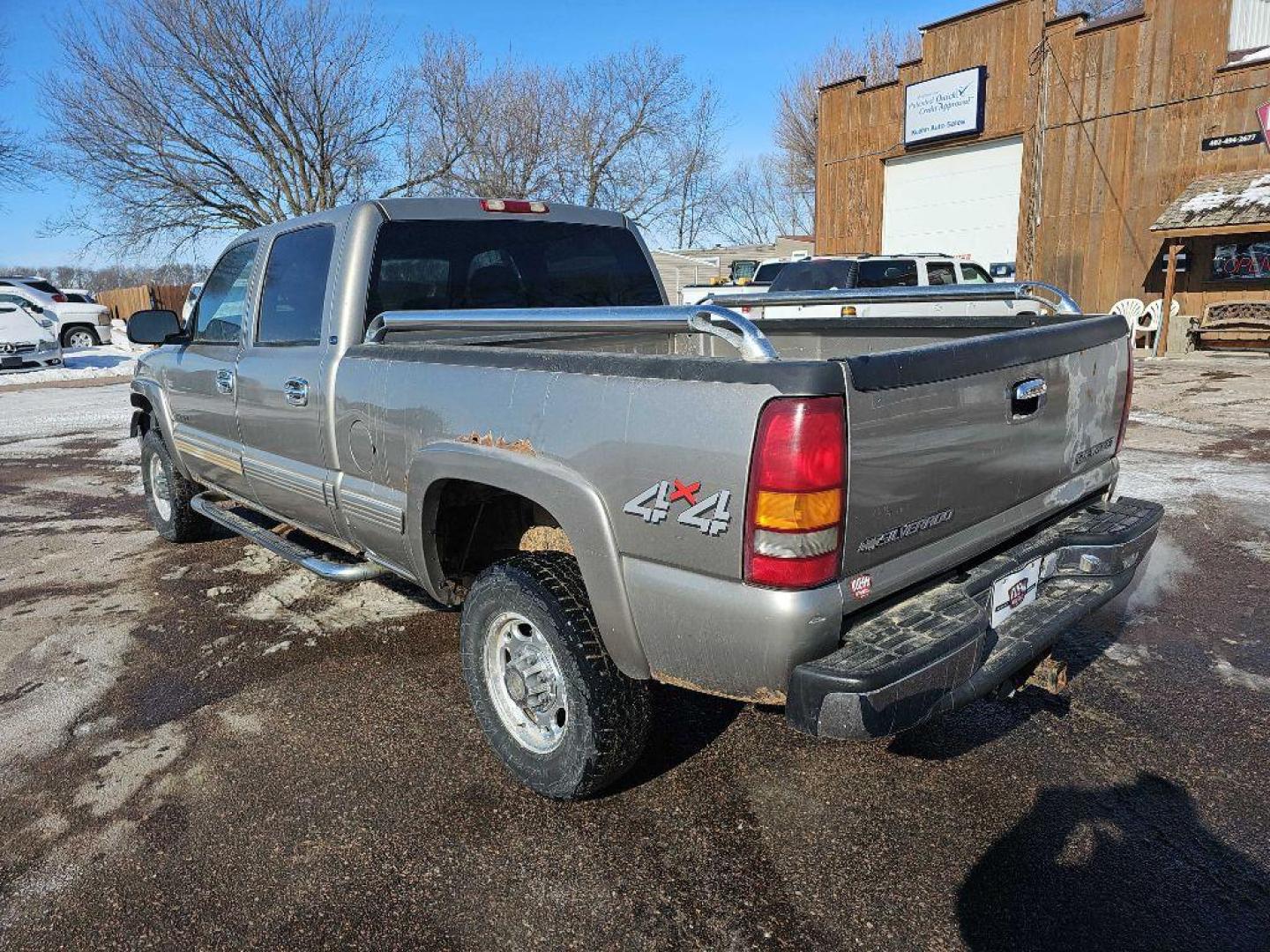 2001 PEWTER CHEVROLET SILVERADO 2500 HEAVY DUTY (1GCHK23U11F) with an 6.0L engine, Automatic transmission, located at 495 Old Highway 20 West, South Sioux City, NE, 68776, (402) 494-2677, 42.458408, -96.443512 - Photo#2