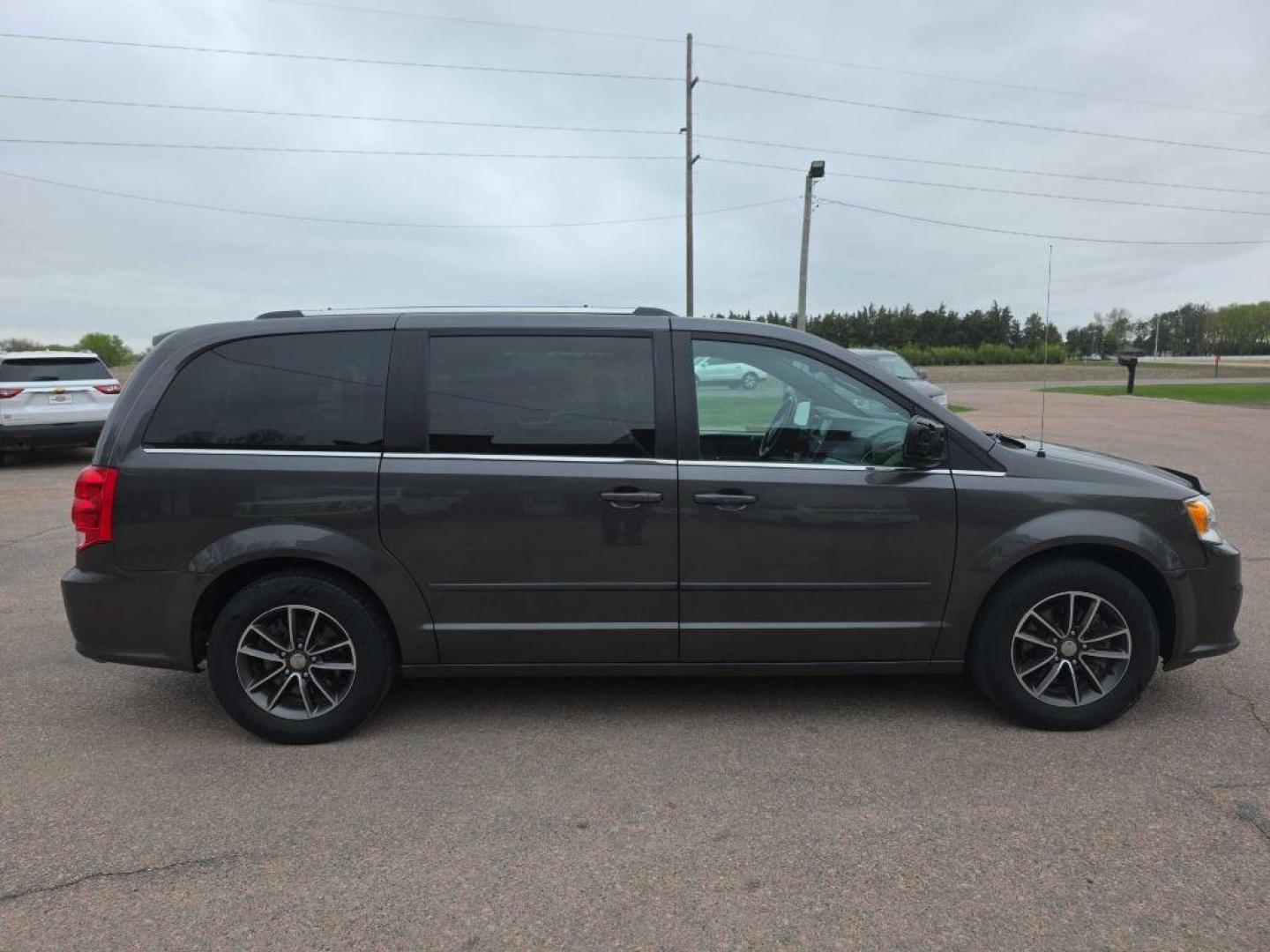 2017 GREY DODGE GRAND CARAVAN SXT (2C4RDGCG0HR) with an 3.6L engine, Automatic transmission, located at 495 Old Highway 20 West, South Sioux City, NE, 68776, (402) 494-2677, 42.458408, -96.443512 - Photo#4