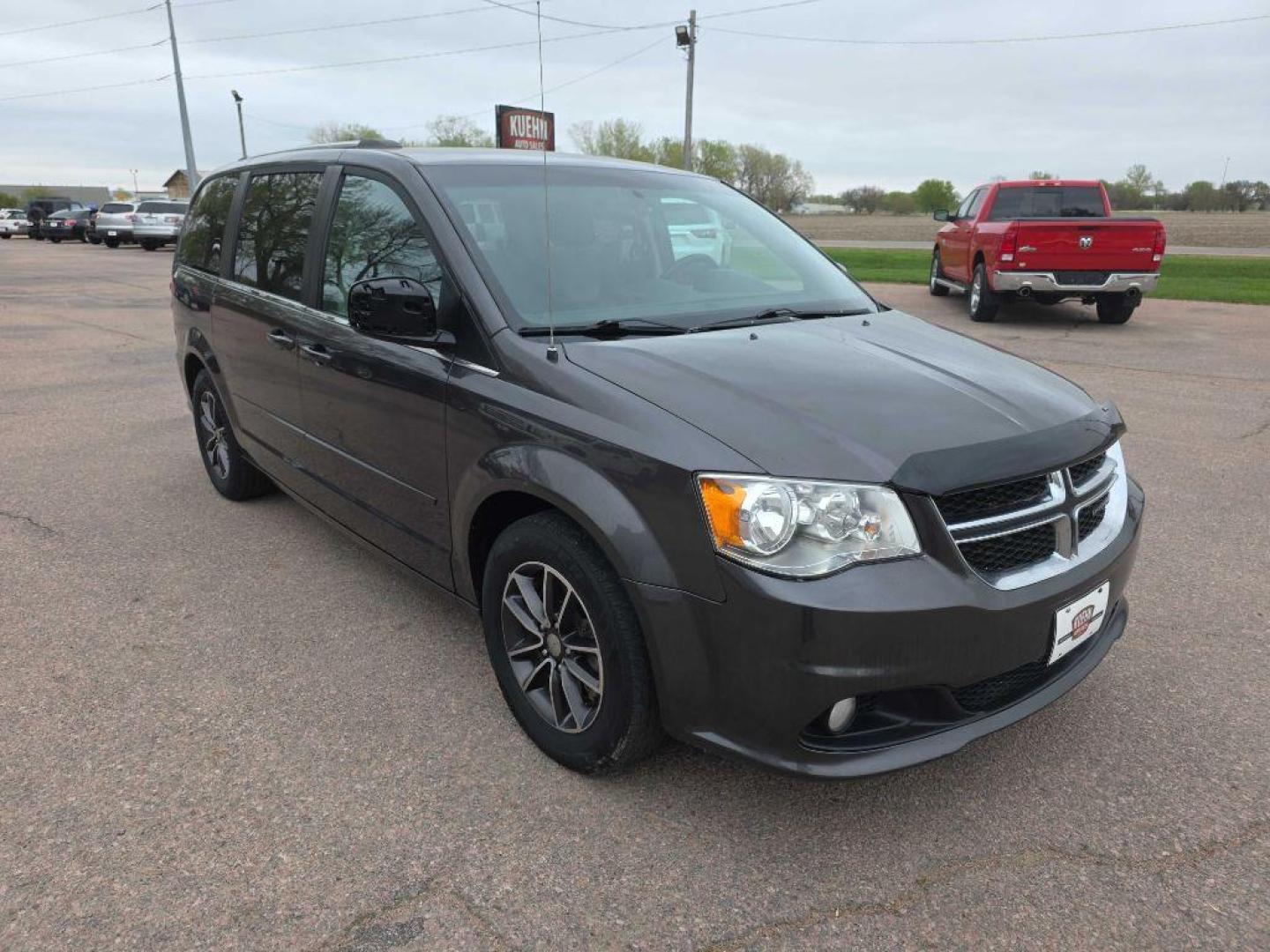 2017 GREY DODGE GRAND CARAVAN SXT (2C4RDGCG0HR) with an 3.6L engine, Automatic transmission, located at 495 Old Highway 20 West, South Sioux City, NE, 68776, (402) 494-2677, 42.458408, -96.443512 - Photo#5