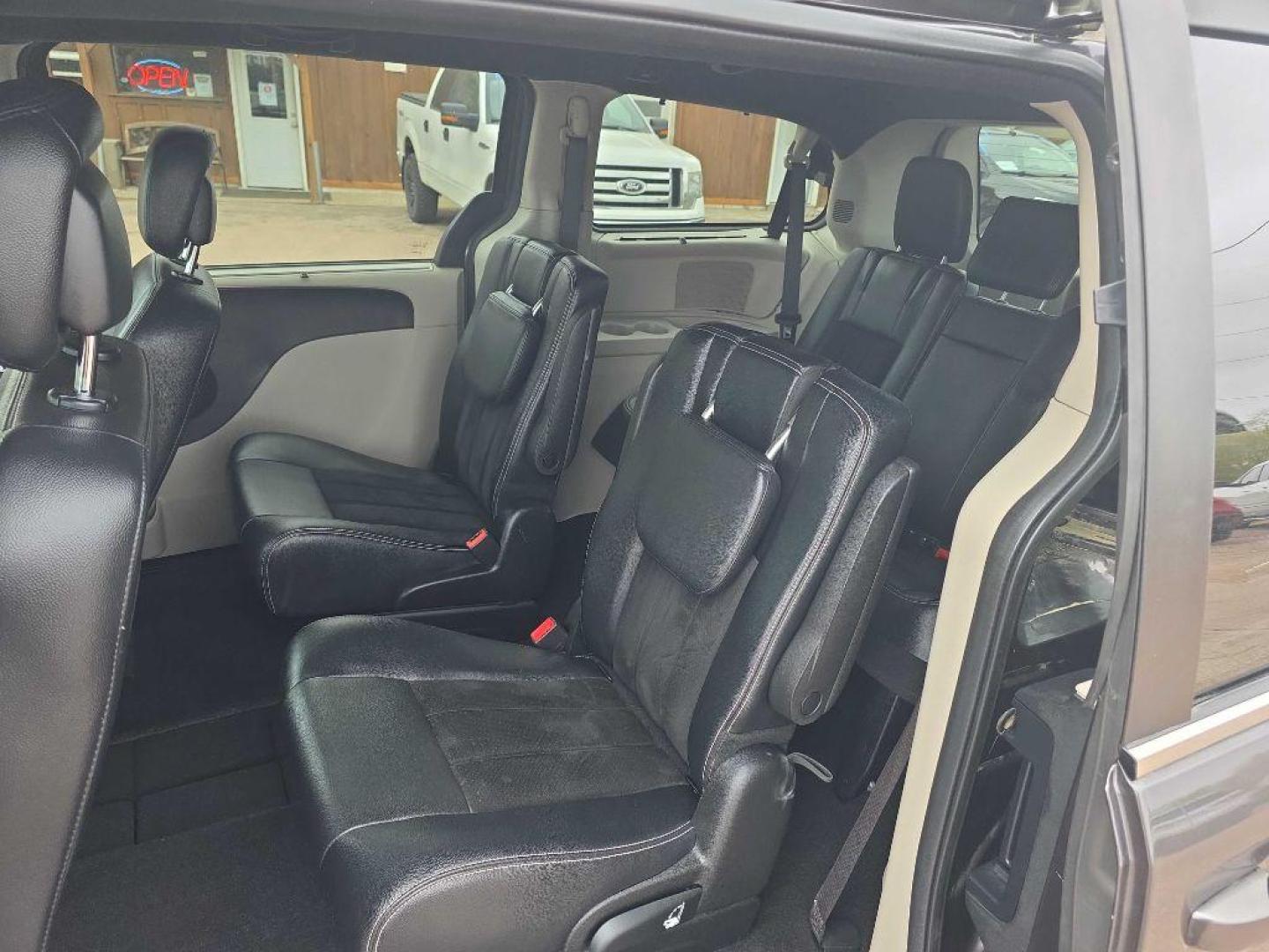 2017 GREY DODGE GRAND CARAVAN SXT (2C4RDGCG0HR) with an 3.6L engine, Automatic transmission, located at 495 Old Highway 20 West, South Sioux City, NE, 68776, (402) 494-2677, 42.458408, -96.443512 - Photo#8