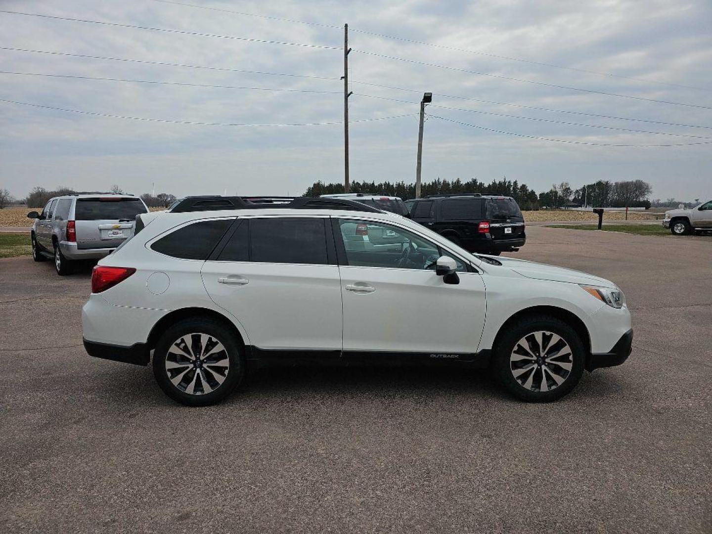 2017 WHITE SUBARU OUTBACK 2.5I LIMITED (4S4BSANC6H3) with an 2.5L engine, Continuously Variable transmission, located at 495 Old Highway 20 West, South Sioux City, NE, 68776, (402) 494-2677, 42.458408, -96.443512 - Photo#4