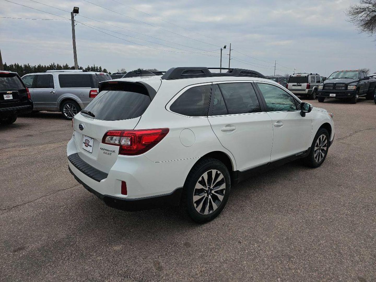 2017 WHITE SUBARU OUTBACK 2.5I LIMITED (4S4BSANC6H3) with an 2.5L engine, Continuously Variable transmission, located at 495 Old Highway 20 West, South Sioux City, NE, 68776, (402) 494-2677, 42.458408, -96.443512 - Photo#3