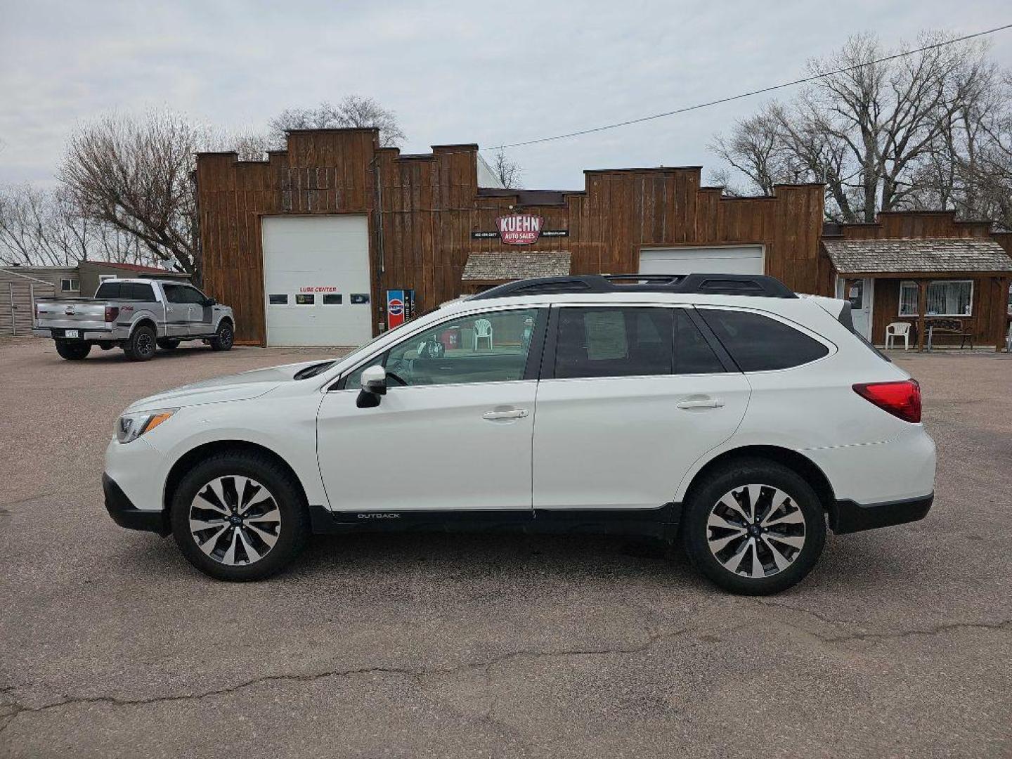 2017 WHITE SUBARU OUTBACK 2.5I LIMITED (4S4BSANC6H3) with an 2.5L engine, Continuously Variable transmission, located at 495 Old Highway 20 West, South Sioux City, NE, 68776, (402) 494-2677, 42.458408, -96.443512 - Photo#1