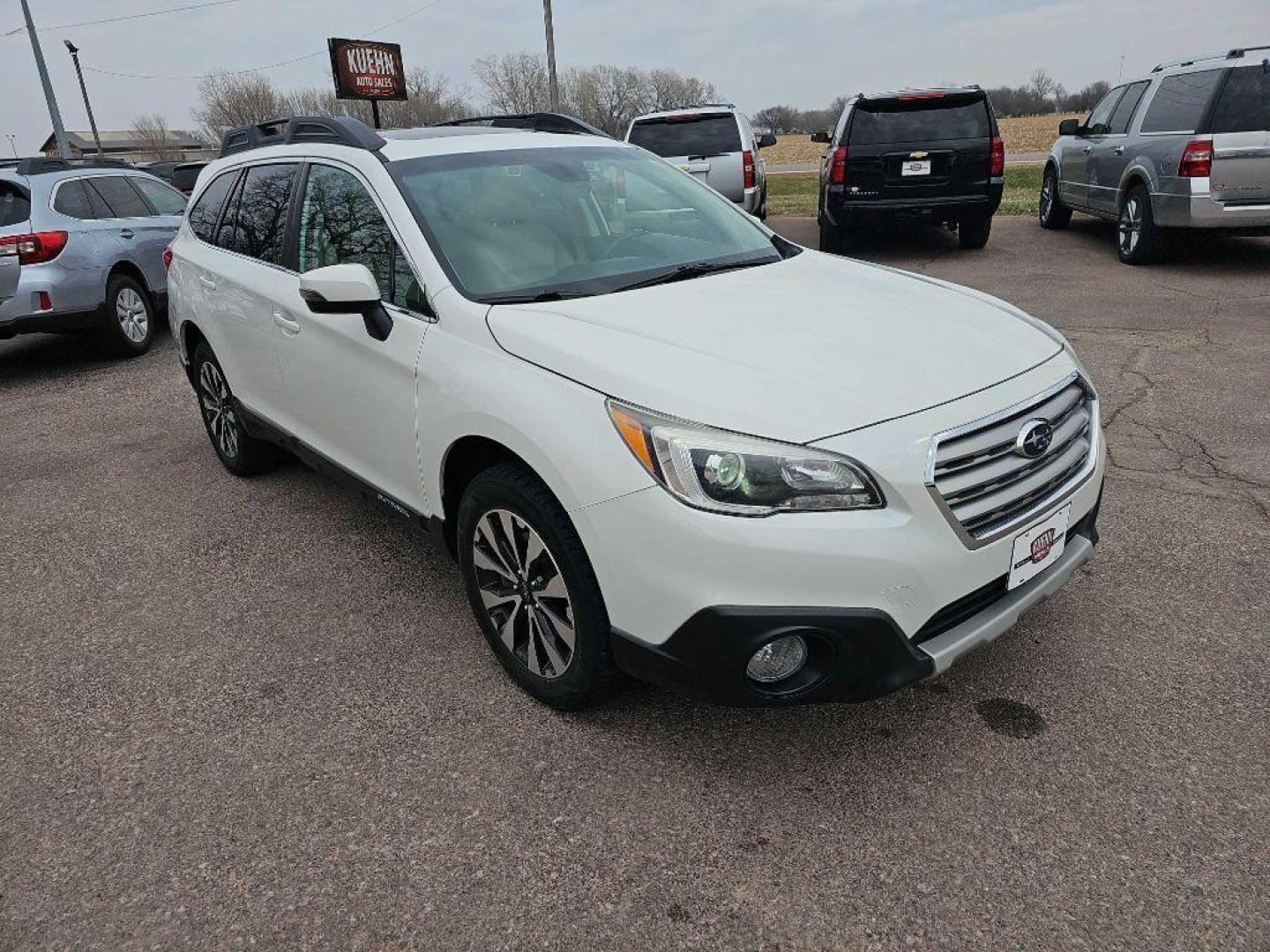 2017 WHITE SUBARU OUTBACK 2.5I LIMITED (4S4BSANC6H3) with an 2.5L engine, Continuously Variable transmission, located at 495 Old Highway 20 West, South Sioux City, NE, 68776, (402) 494-2677, 42.458408, -96.443512 - Photo#5