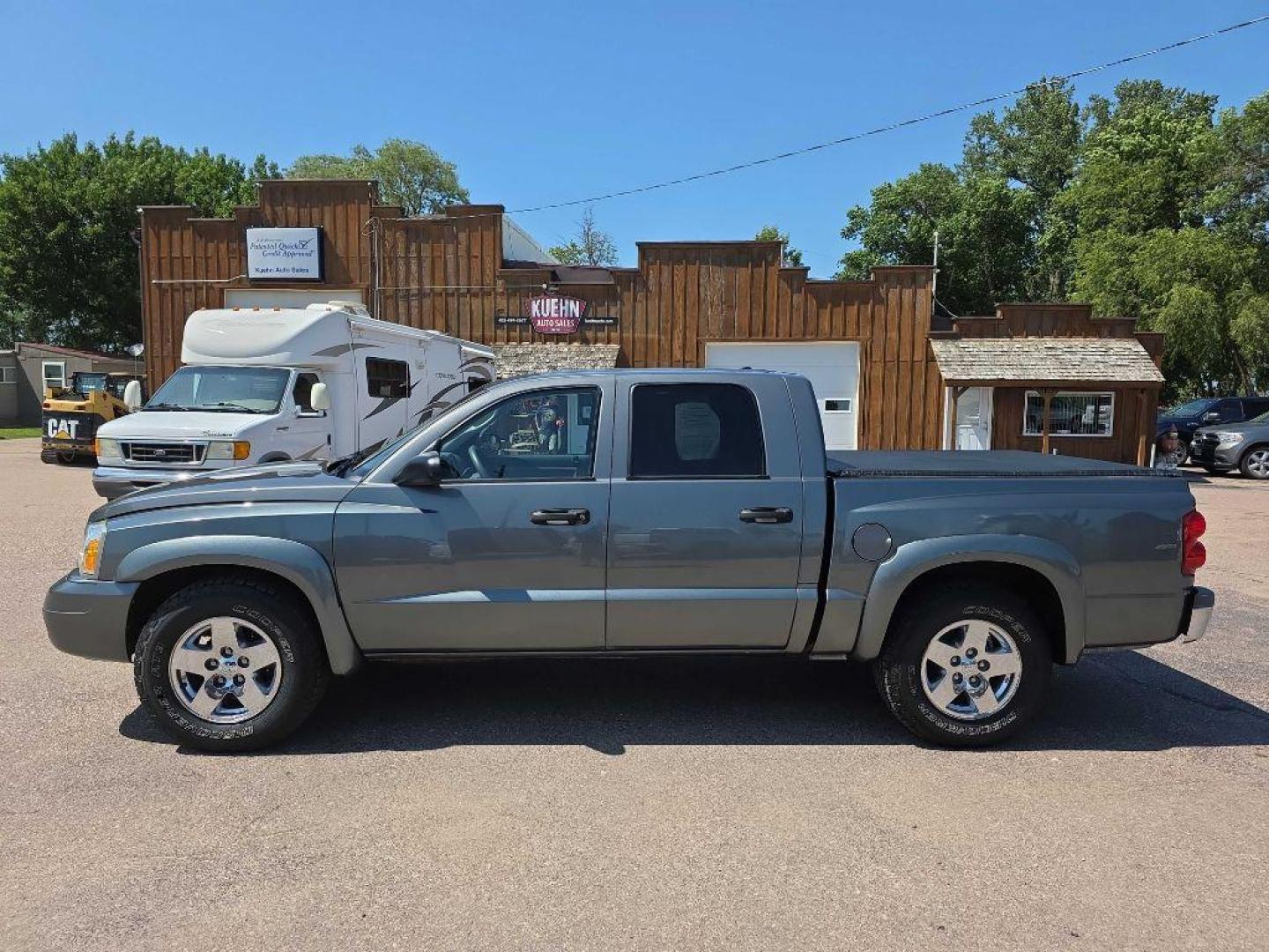 2006 GREY DODGE DAKOTA QUAD SLT (1D7HW48K46S) with an 3.7L engine, Automatic transmission, located at 495 Old Highway 20 West, South Sioux City, NE, 68776, (402) 494-2677, 42.458408, -96.443512 - Photo#1