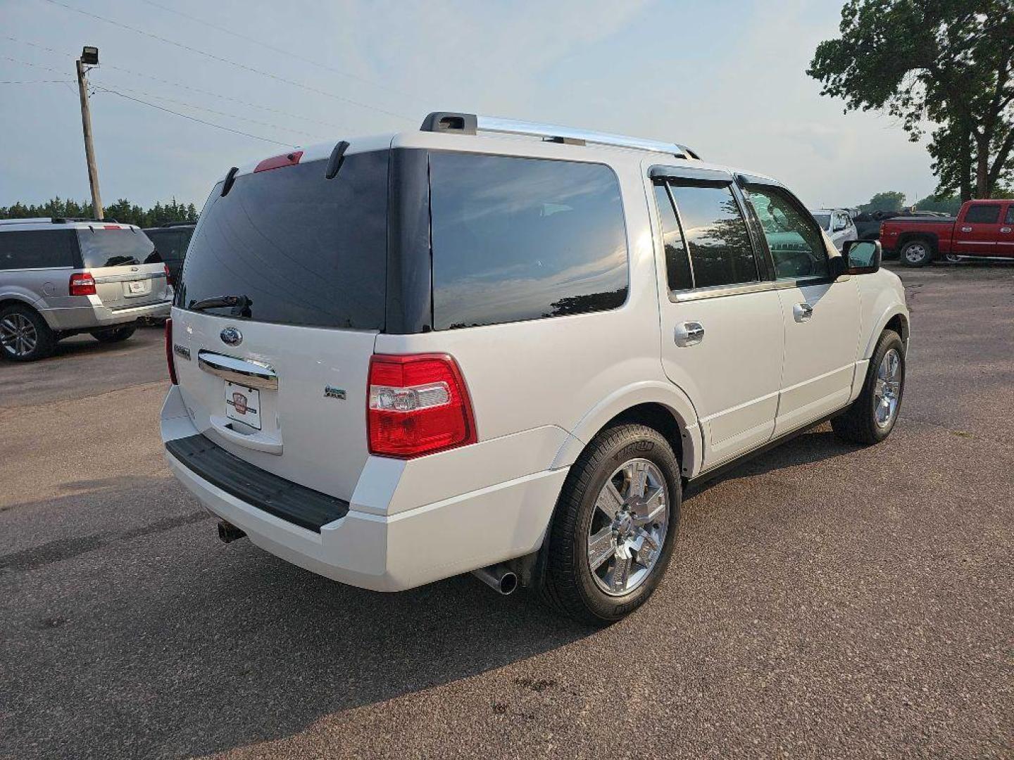 2010 WHITE FORD EXPEDITION LIMITED (1FMJU2A50AE) with an 5.4L engine, Automatic transmission, located at 495 Old Highway 20 West, South Sioux City, NE, 68776, (402) 494-2677, 42.458408, -96.443512 - Photo#2