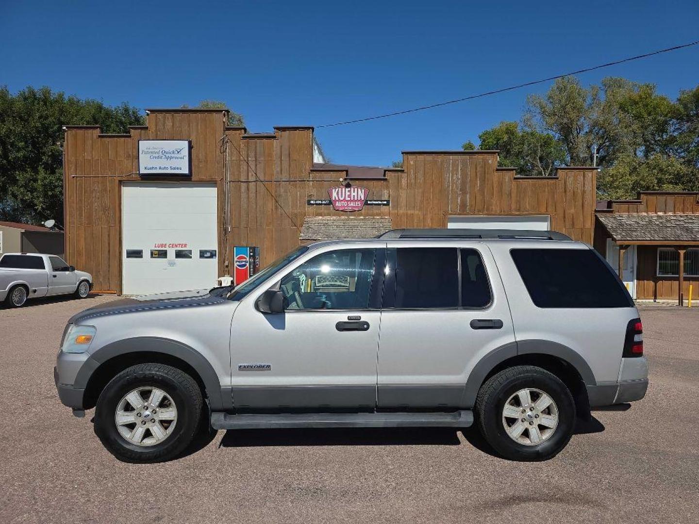 2006 SILVER FORD EXPLORER XLT (1FMEU73E36U) with an 4.0L engine, Automatic transmission, located at 495 Old Highway 20 West, South Sioux City, NE, 68776, (402) 494-2677, 42.458408, -96.443512 - Photo#1