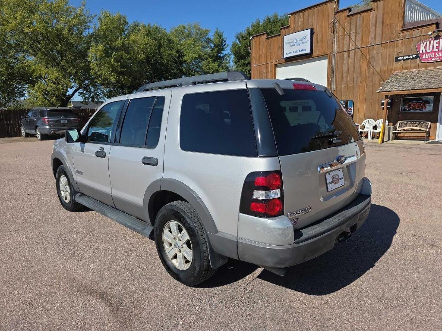 2006 SILVER FORD EXPLORER XLT (1FMEU73E36U) with an 4.0L engine, Automatic transmission, located at 495 Old Highway 20 West, South Sioux City, NE, 68776, (402) 494-2677, 42.458408, -96.443512 - Photo#3