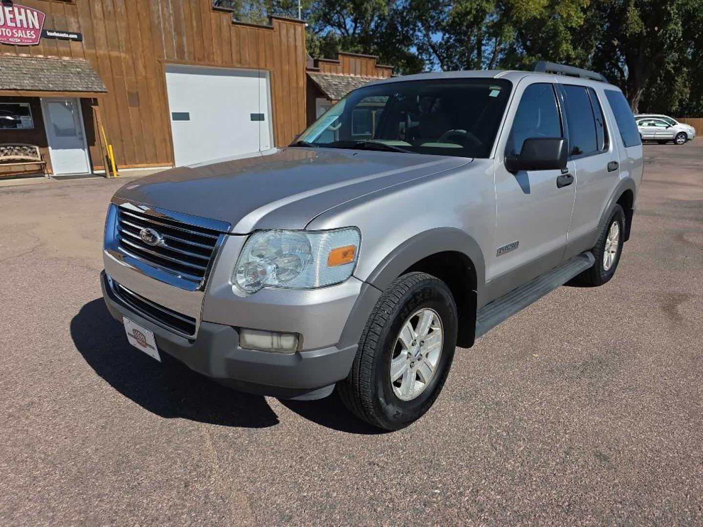 2006 SILVER FORD EXPLORER XLT (1FMEU73E36U) with an 4.0L engine, Automatic transmission, located at 495 Old Highway 20 West, South Sioux City, NE, 68776, (402) 494-2677, 42.458408, -96.443512 - Photo#4