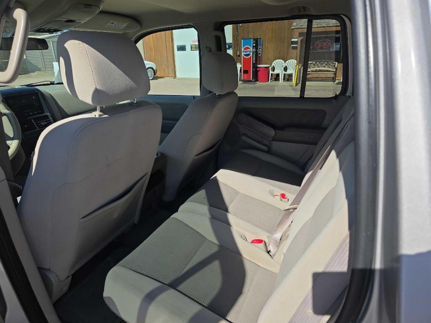 2006 SILVER FORD EXPLORER XLT (1FMEU73E36U) with an 4.0L engine, Automatic transmission, located at 495 Old Highway 20 West, South Sioux City, NE, 68776, (402) 494-2677, 42.458408, -96.443512 - Photo#6