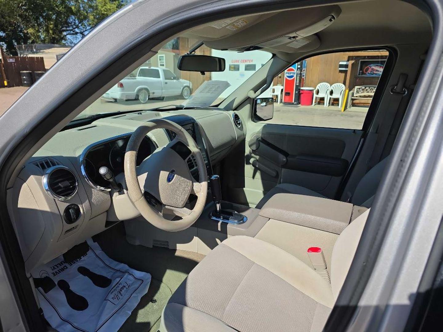 2006 SILVER FORD EXPLORER XLT (1FMEU73E36U) with an 4.0L engine, Automatic transmission, located at 495 Old Highway 20 West, South Sioux City, NE, 68776, (402) 494-2677, 42.458408, -96.443512 - Photo#8
