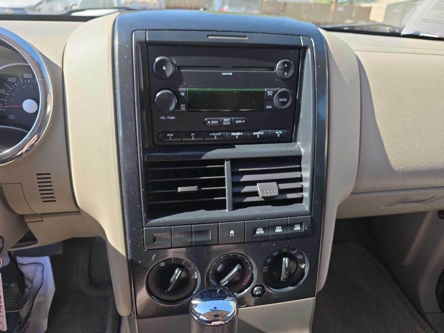 2006 SILVER FORD EXPLORER XLT (1FMEU73E36U) with an 4.0L engine, Automatic transmission, located at 495 Old Highway 20 West, South Sioux City, NE, 68776, (402) 494-2677, 42.458408, -96.443512 - Photo#9