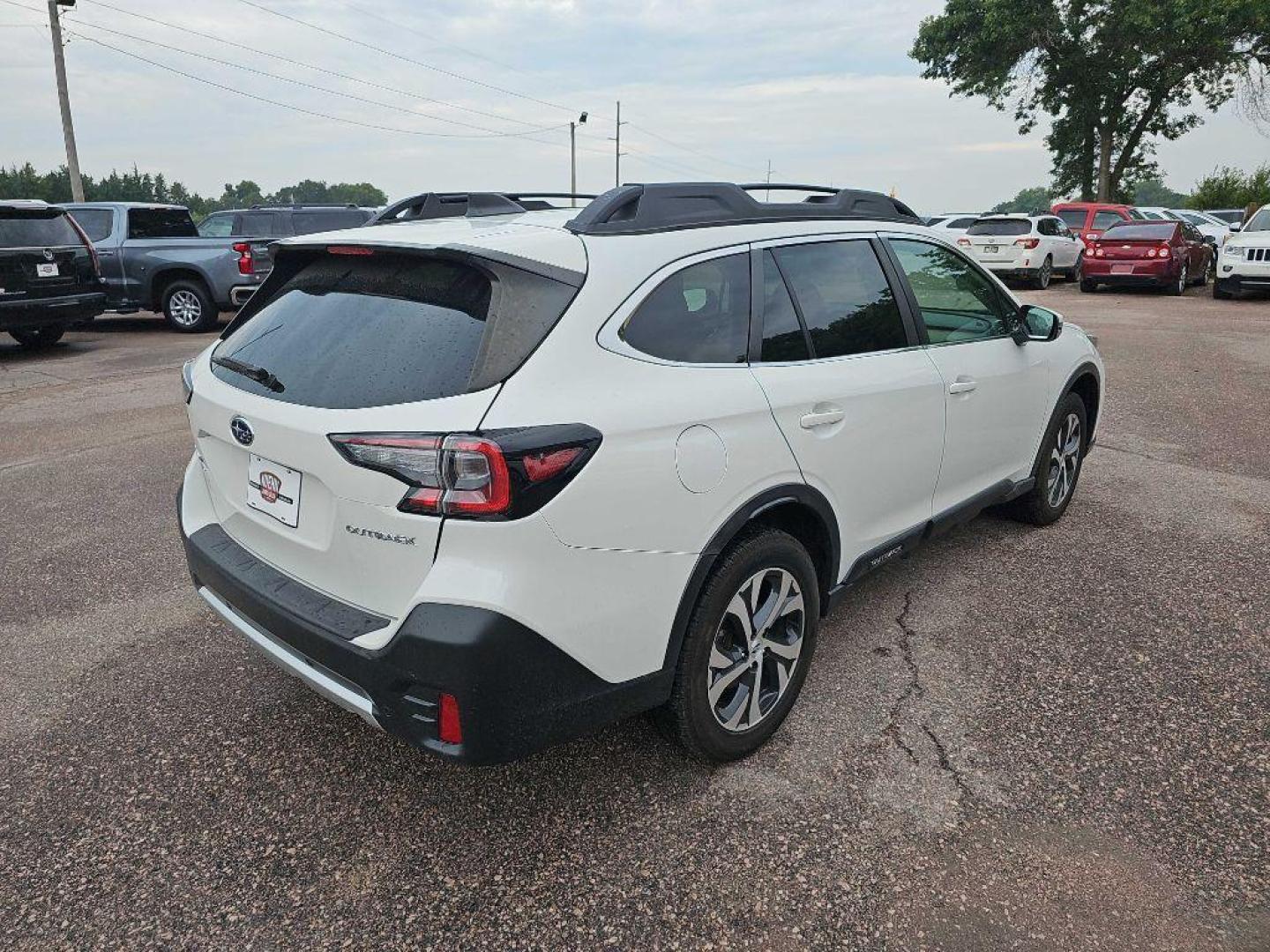 2020 WHITE SUBARU OUTBACK LIMITED (4S4BTANC8L3) with an 2.5L engine, Continuously Variable transmission, located at 495 Old Highway 20 West, South Sioux City, NE, 68776, (402) 494-2677, 42.458408, -96.443512 - Photo#2