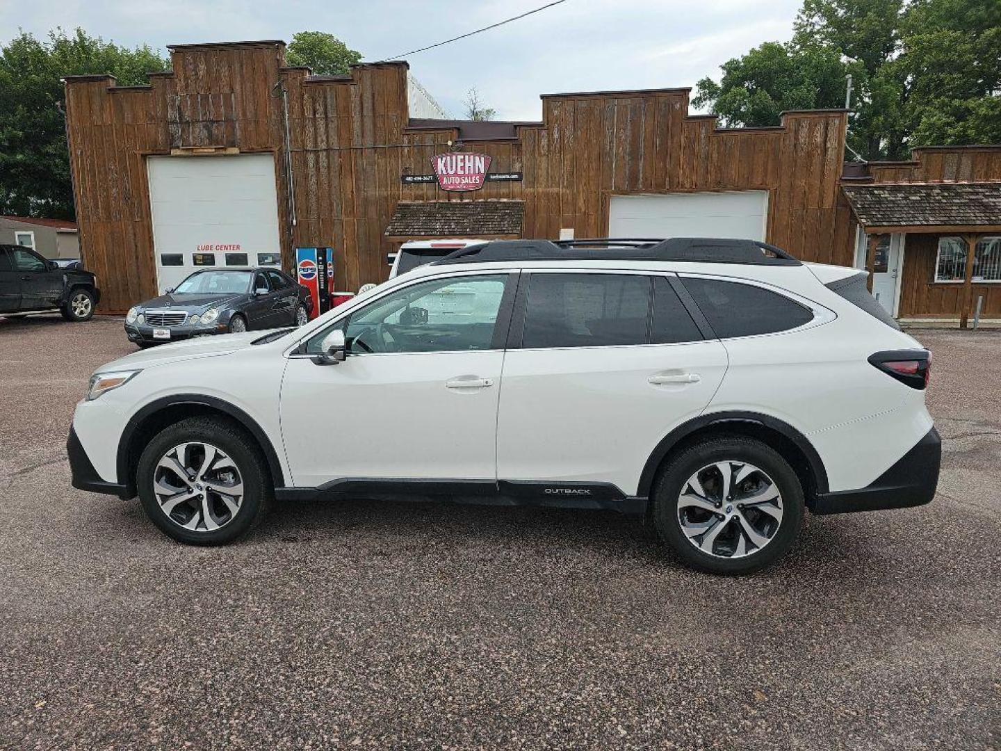 2020 WHITE SUBARU OUTBACK LIMITED (4S4BTANC8L3) with an 2.5L engine, Continuously Variable transmission, located at 495 Old Highway 20 West, South Sioux City, NE, 68776, (402) 494-2677, 42.458408, -96.443512 - Photo#4